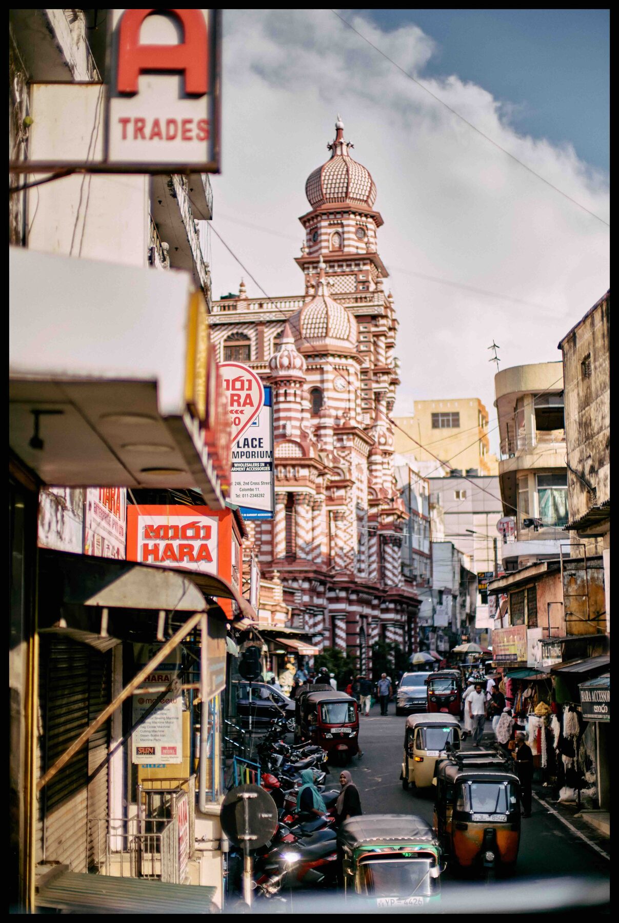 Colombo – Straße mit Moschee im Hintergrund und Tuk-Tuks