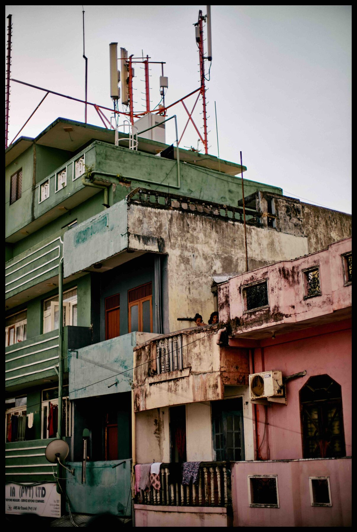 Colombo – verwittertes Haus mit grünen und rosa Fassaden