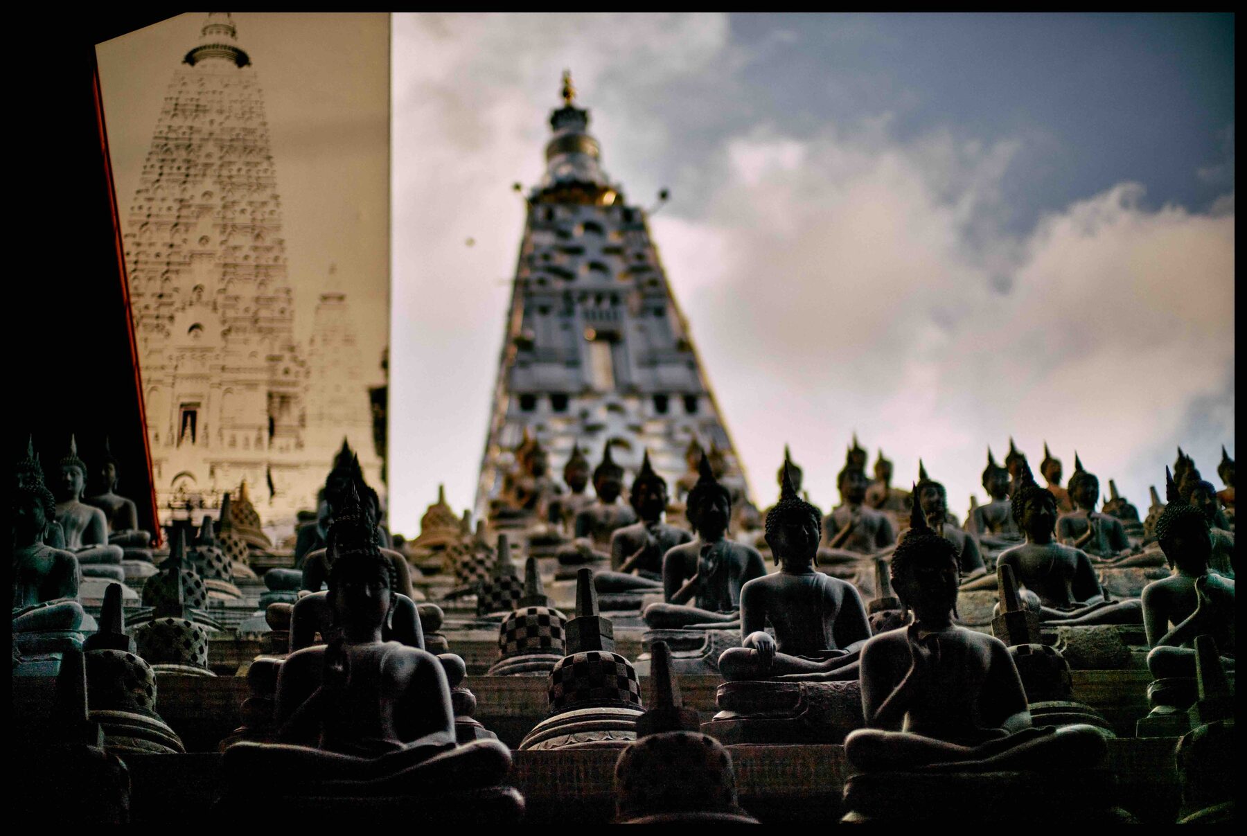 Colombo – Buddha-Statuen vor einer Stupa