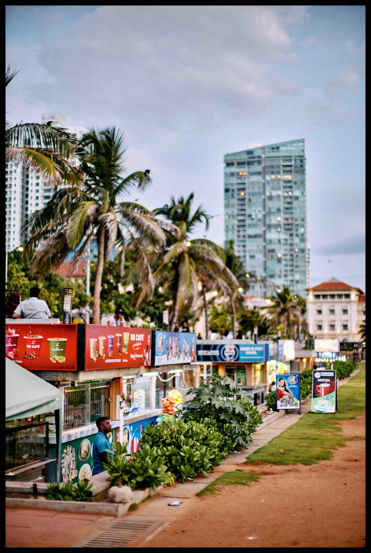 Colombo – Promenade mit Palmen und Hochhaus