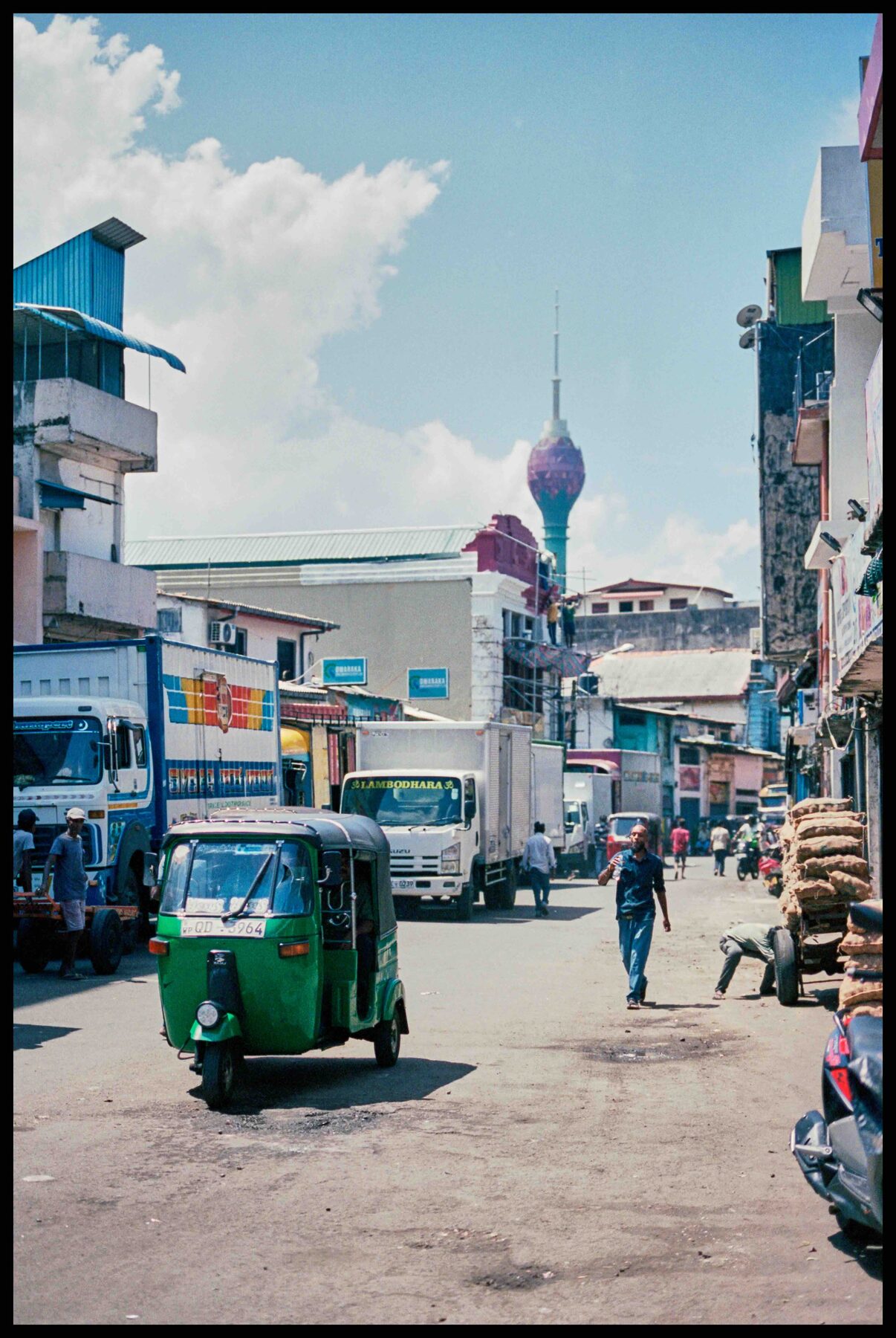 Colombo – grünes Tuk-Tuk auf einer Straße