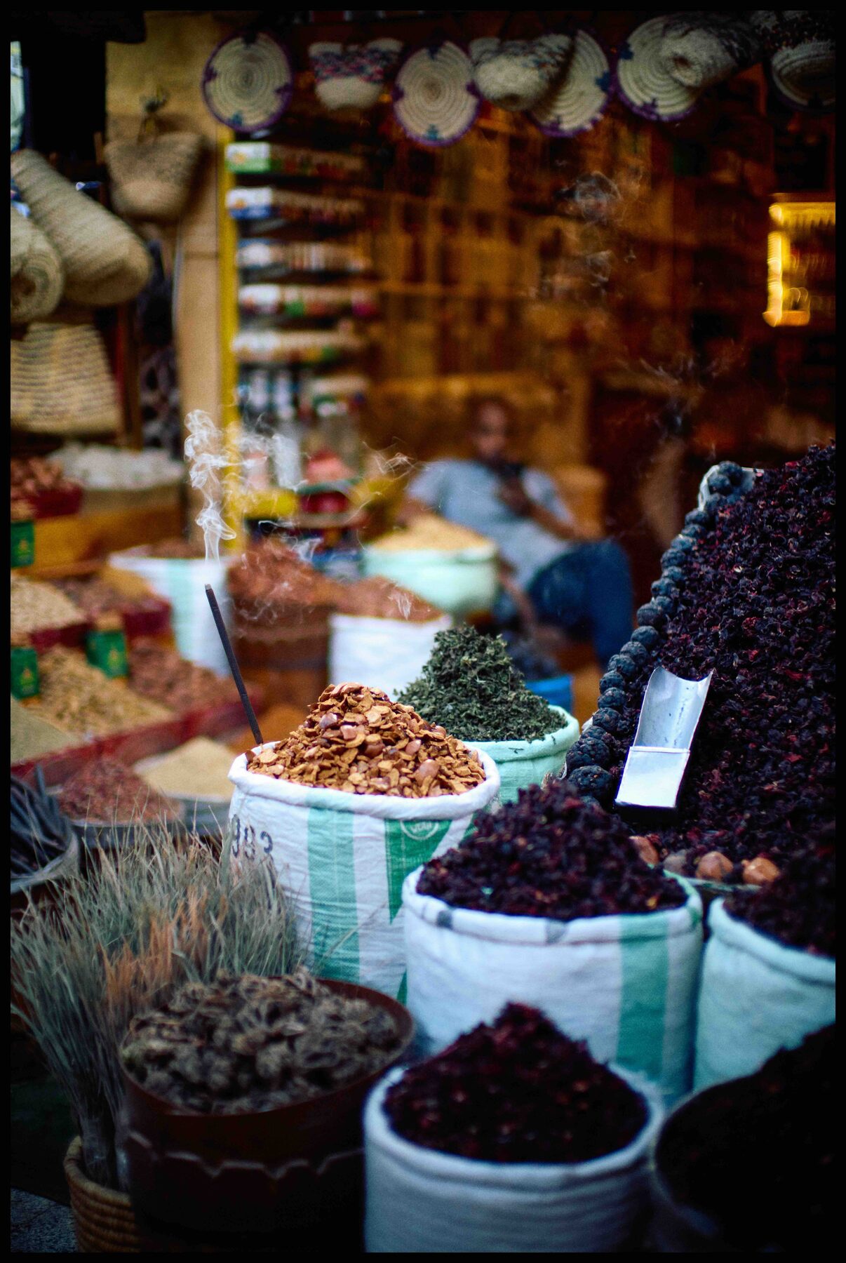 Aswan – Gewürzstand mit Hibiskus, Mandeln und Räucherstäbchen
