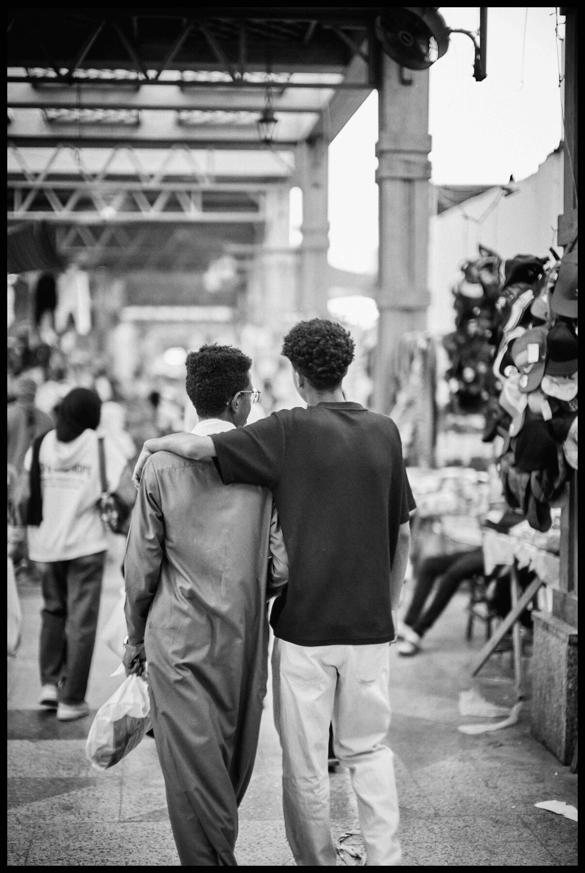 Aswan – zwei Freunde Arm in Arm auf dem Markt