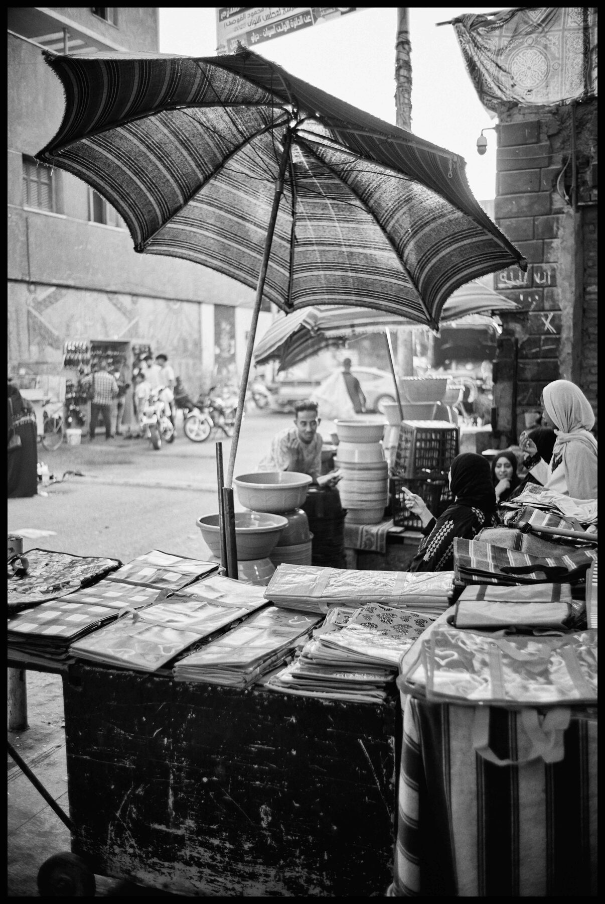 Aswan – Marktstand unter einem gestreiften Sonnenschirm