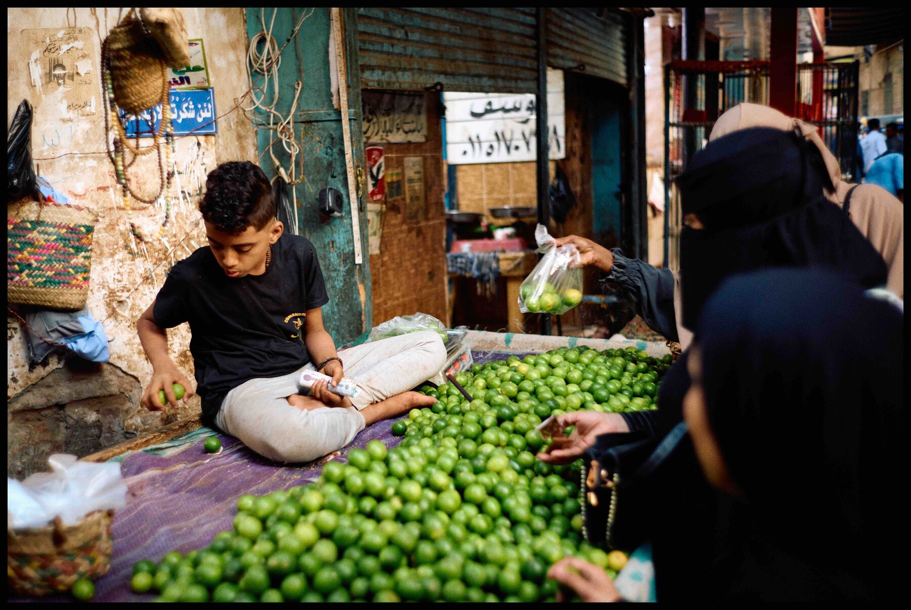 Aswan – Junge verkauft Limetten auf dem Markt