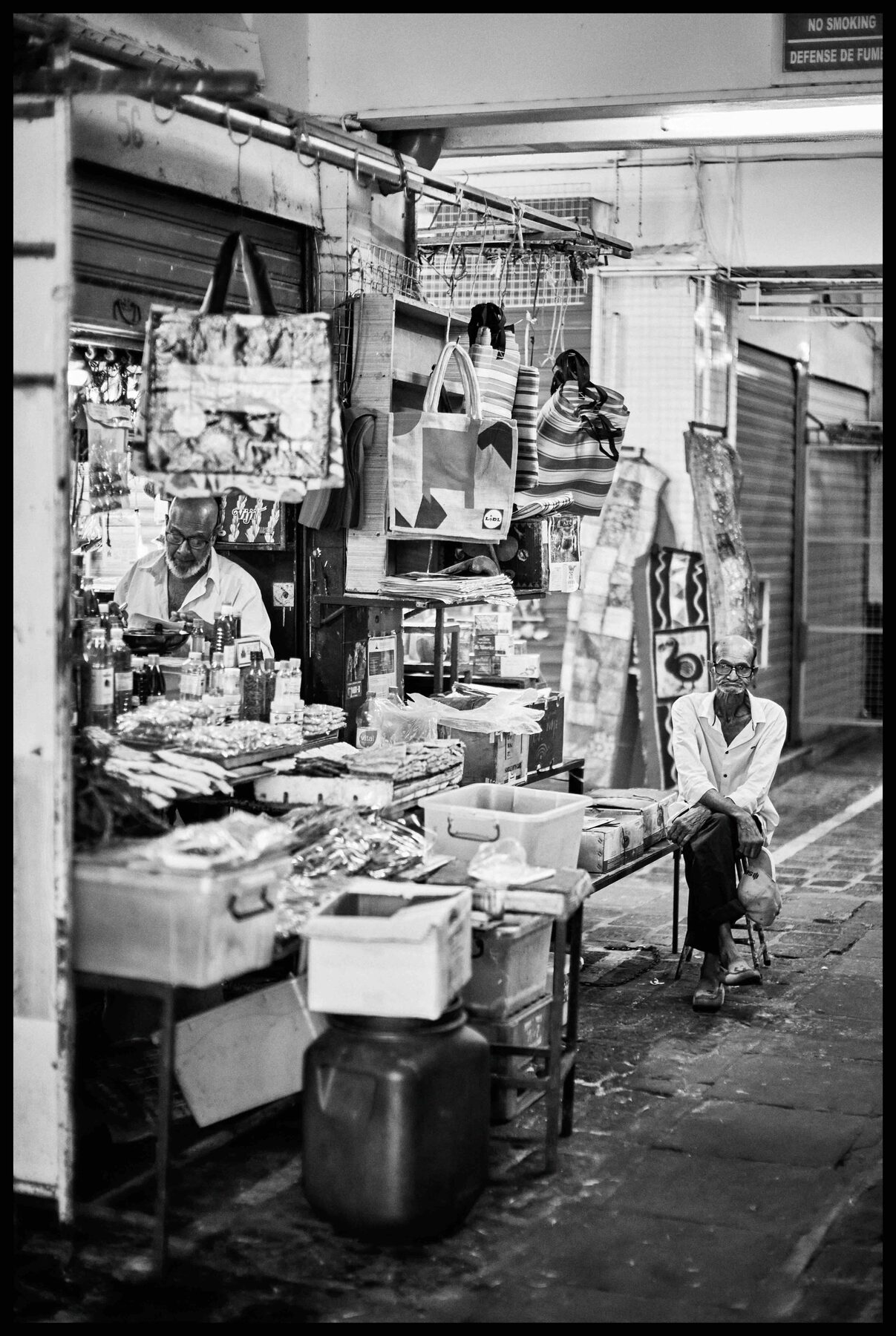 Mauritius – Marktgasse mit Ständen und einem Verkäufer