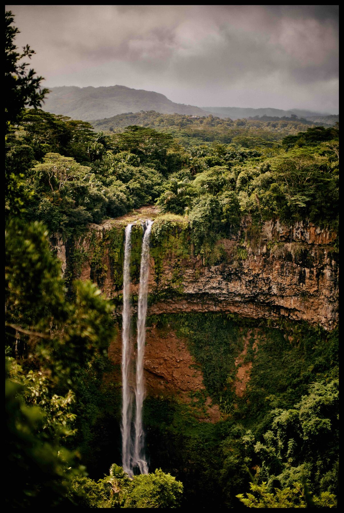 Mauritius – Wasserfall in grüner Berglandschaft