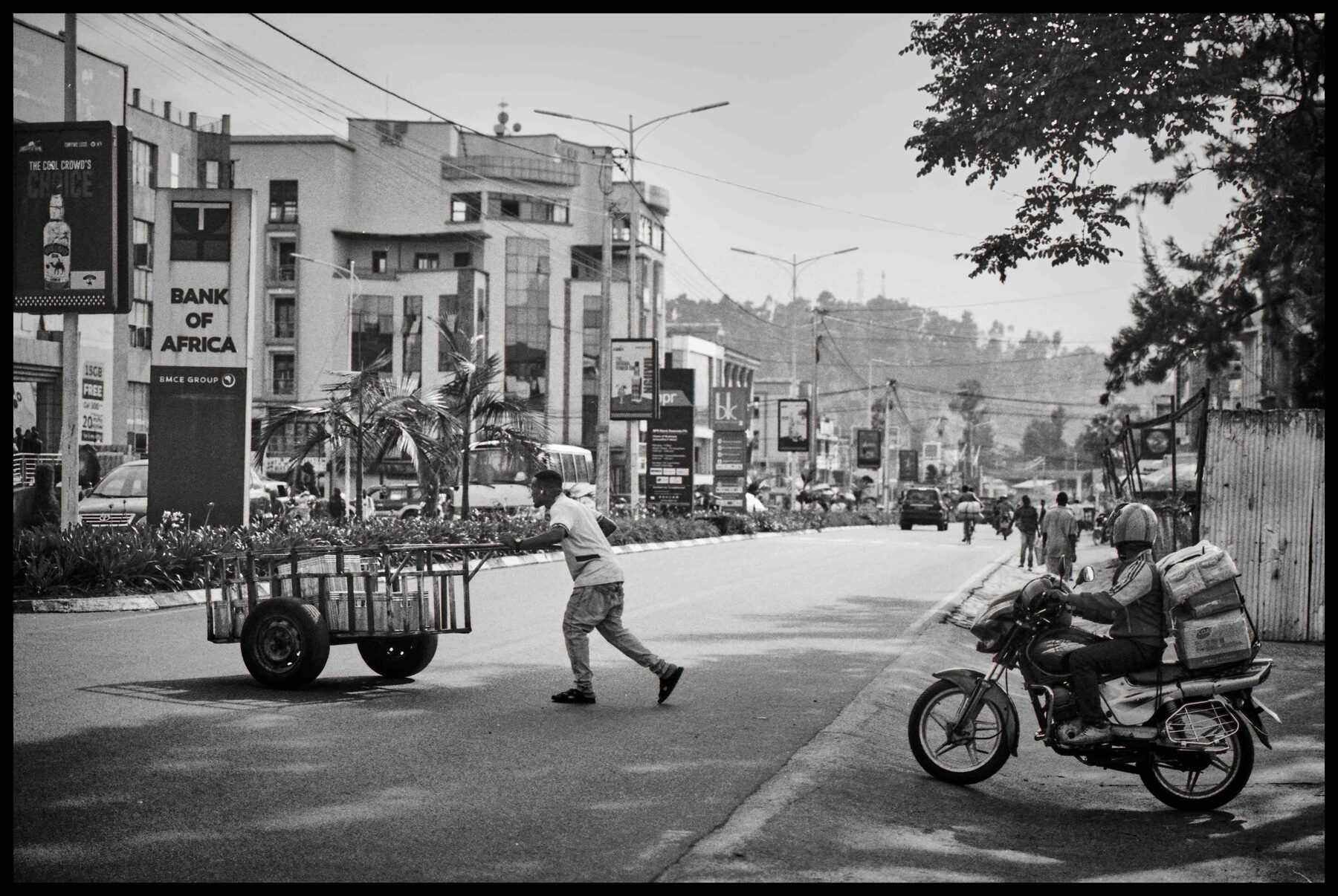 Ruanda – Straßenkreuzung mit Handkarren und Motorrad