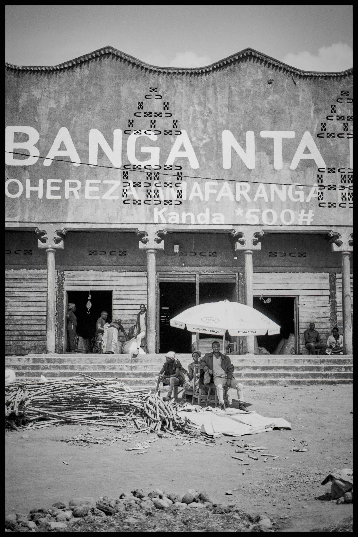 Ruanda – Marktgebäude mit großem Schriftzug an der Fassade
