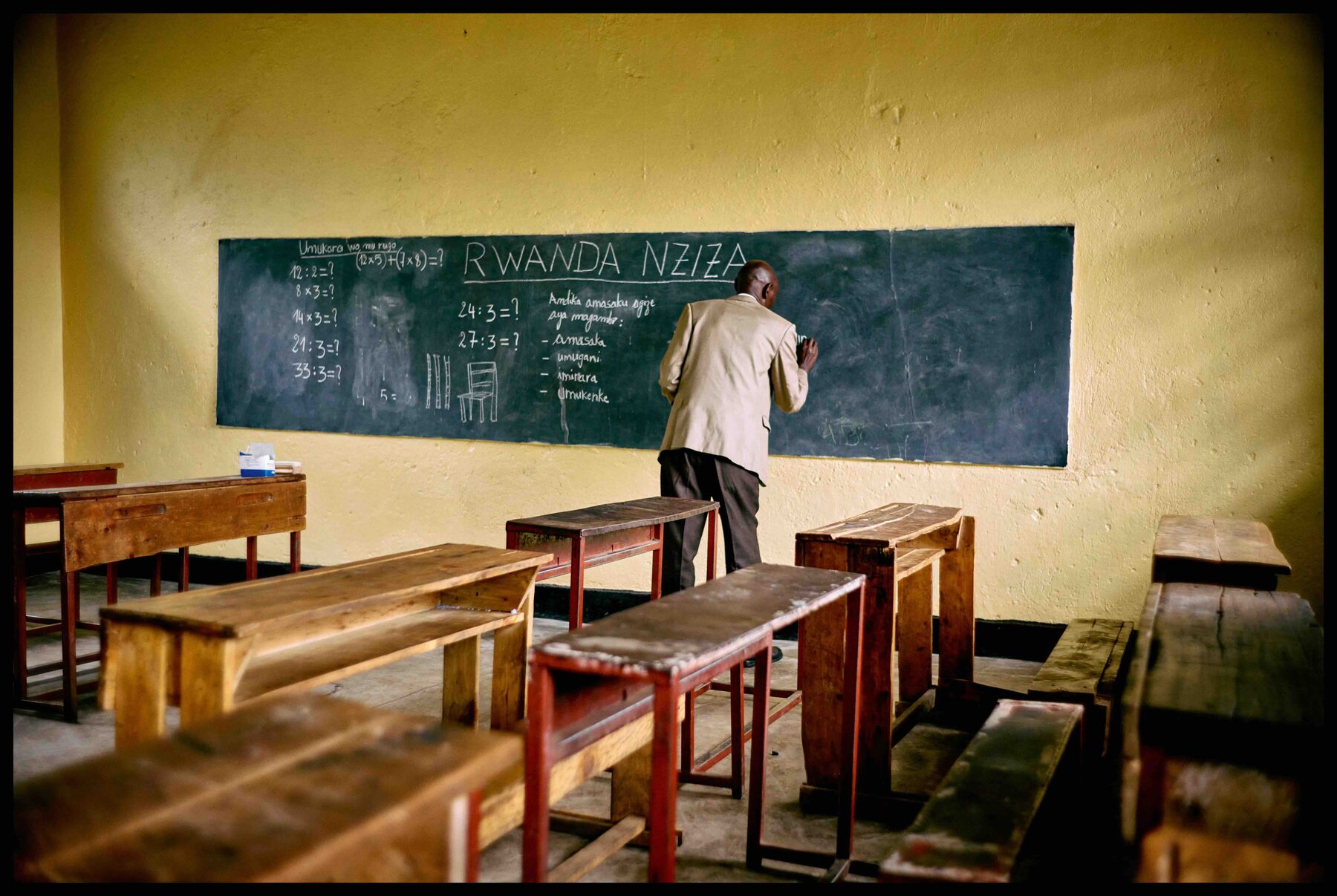 Ruanda – Klassenzimmer mit Lehrer an der Tafel
