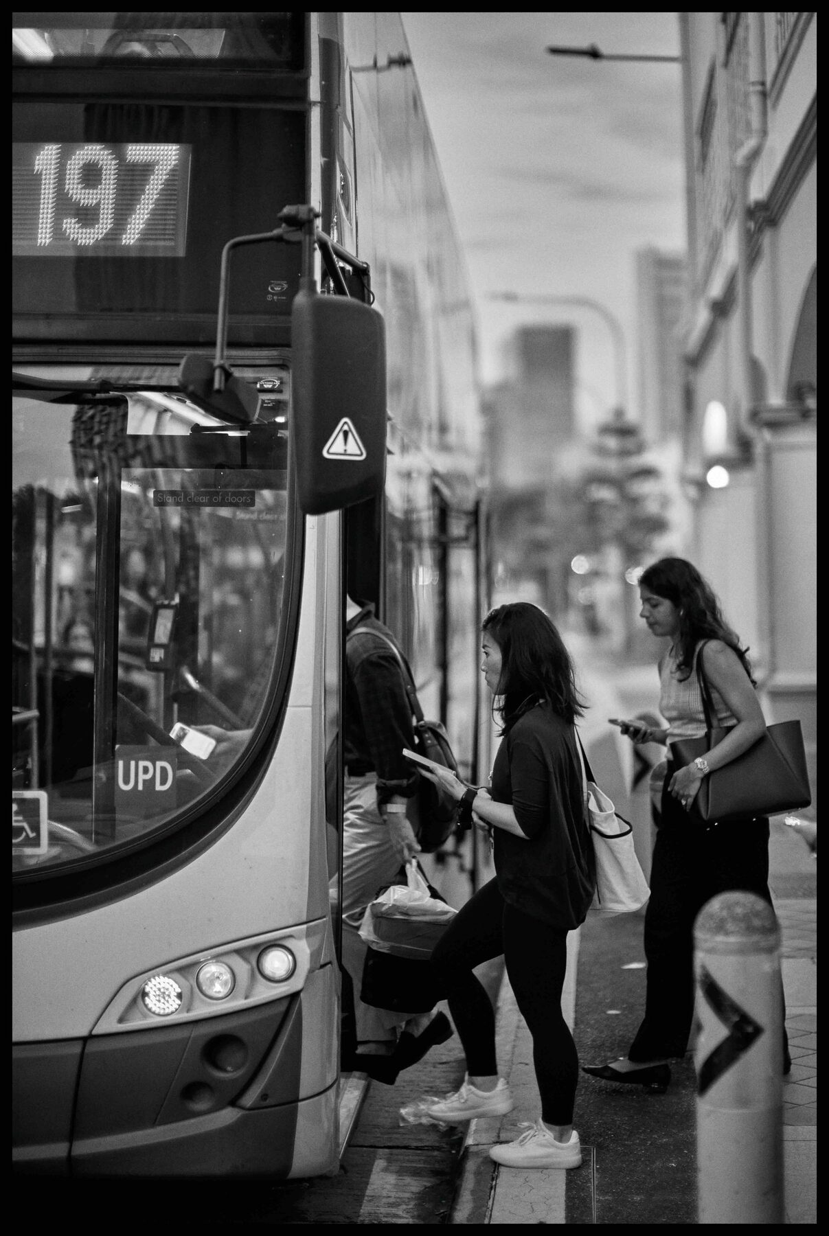 Singapur – Fahrgäste steigen in einen Doppeldeckerbus