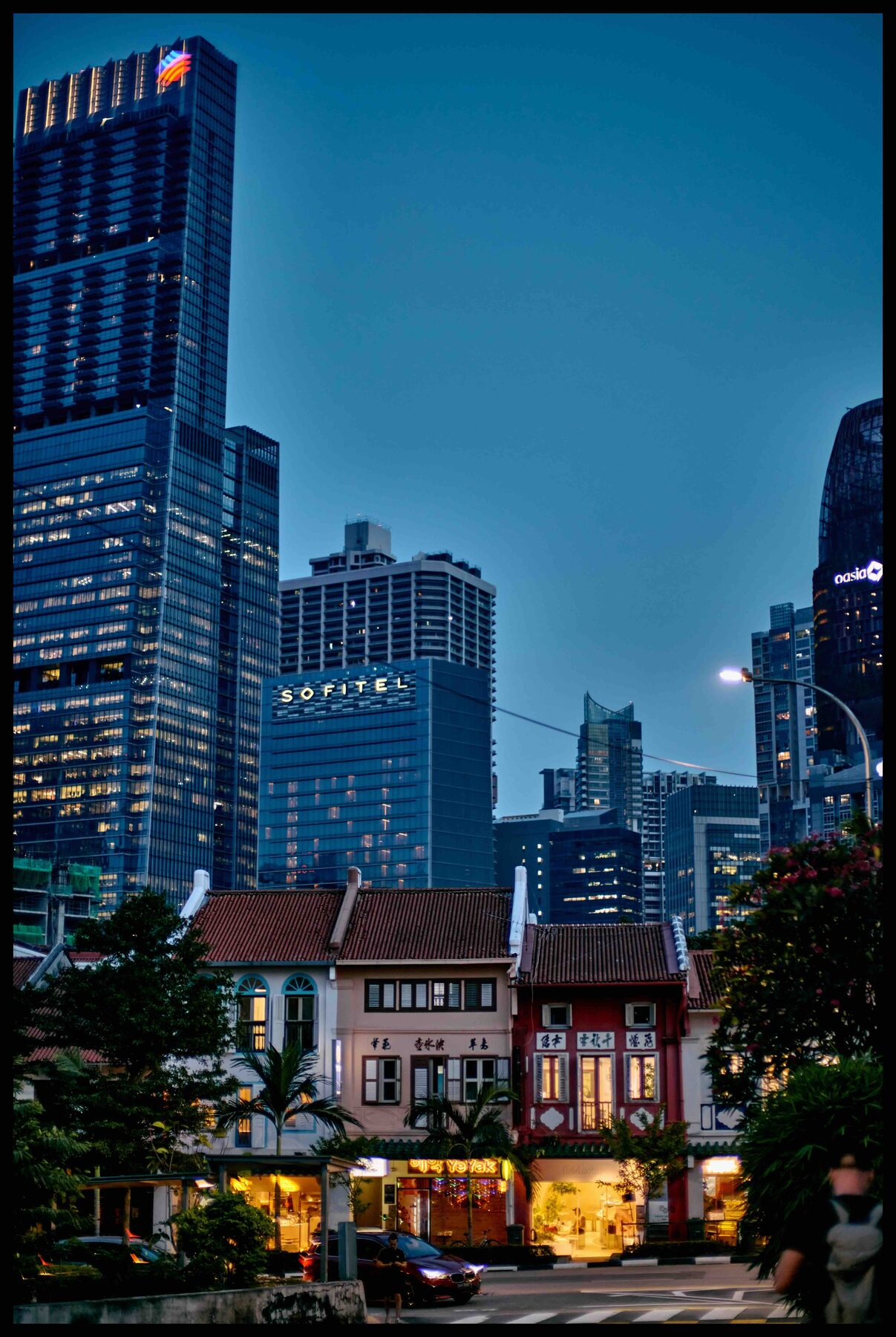 Singapur – Hochhäuser über historischen Shophouses in der Dämmerung