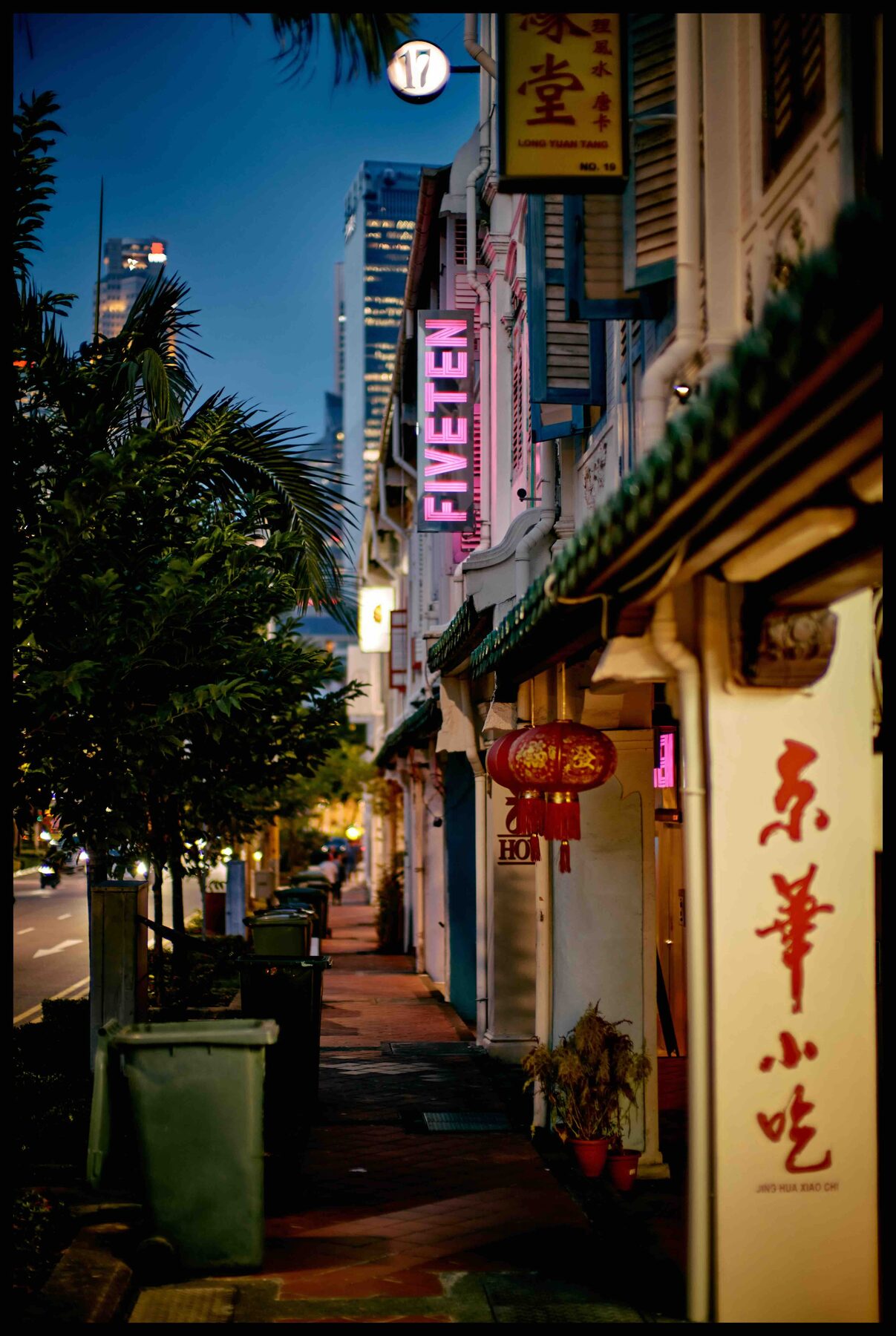 Singapur – Gasse mit Shophouses und Leuchtreklame am Abend