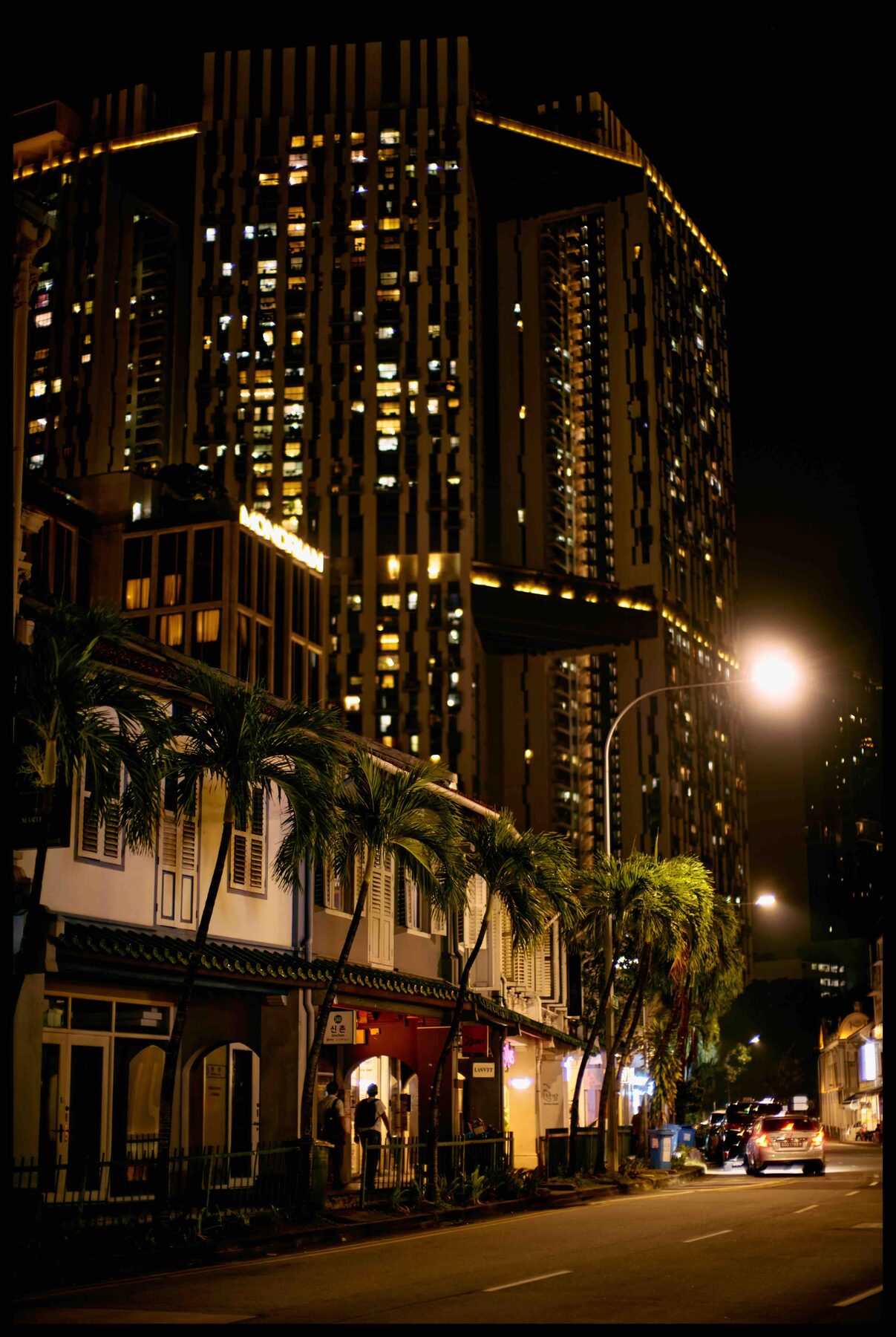 Singapur – Hochhaus und Straße bei Nacht